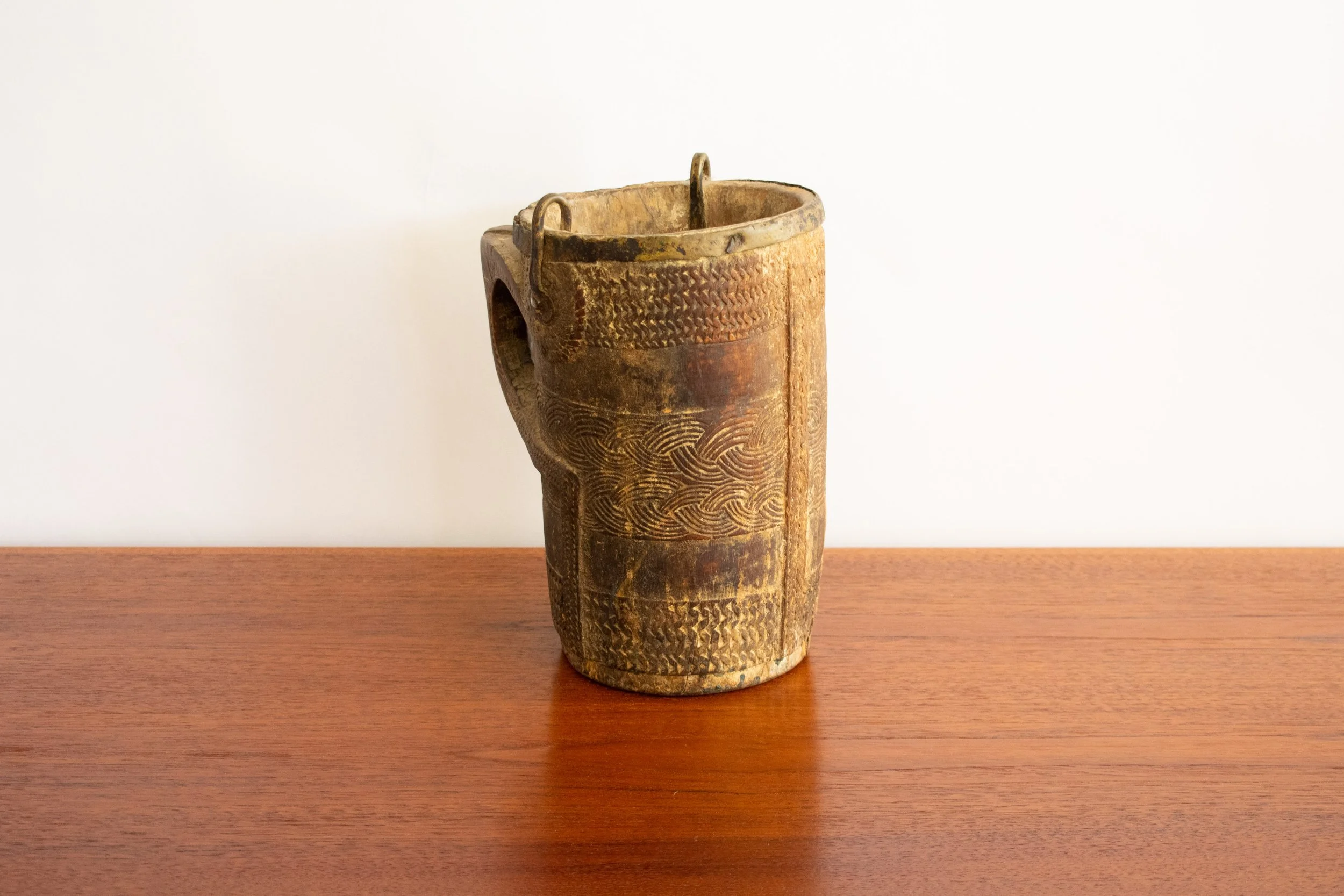 標本 Tibet Cheirotonusmacleayi 59mm Tibetan Carved Yak Milk Jug — RESIDE